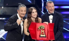 Trend Italiano - Tra i palloncini di Sanremo abbiamo anche un pene  gonfiabile